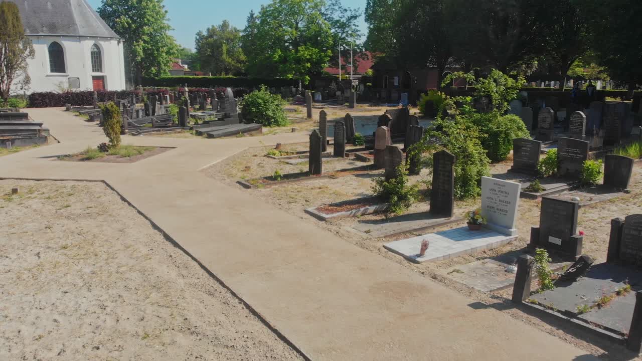 Vista aerea di una chiesa cittadina con cimitero a Leeuwarden, Frisia, Paesi Bassi