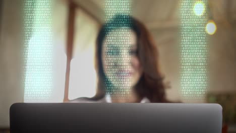 Mujer-Sonriendo-Trabajando-En-Línea-Con-Sincronización-De-Datos-En-Tiempo-Real-Almacenamiento-En-Línea,-Conectividad-De-Red-Iot-Para-Dispositivos