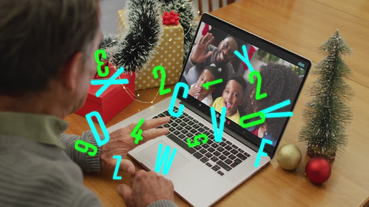 cambiando números y alfabetos contra un anciano caucásico teniendo una videollamada durante la navidad