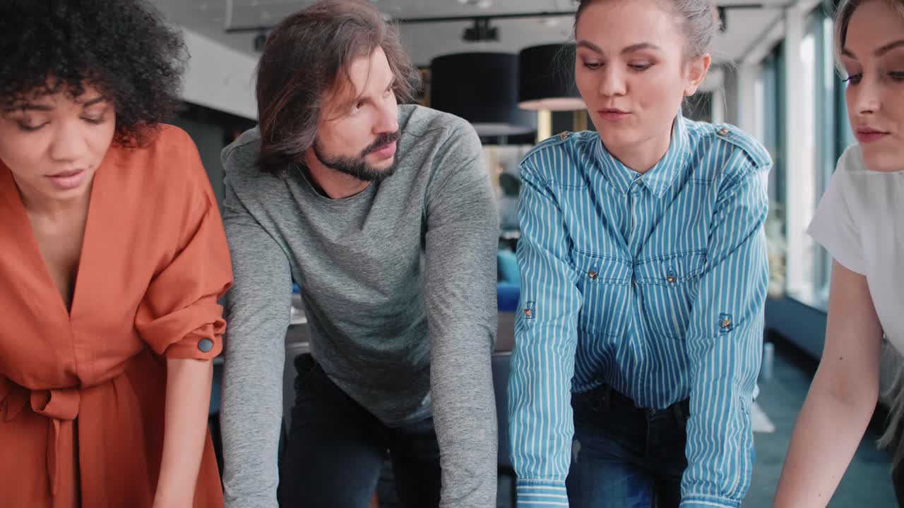 사업가 들 이 아이디어 를 교환 하는 것