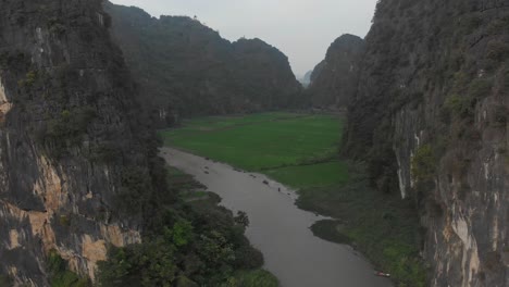 el famoso río tam coc desde arriba con barcos en ninh binh vietnam, aero