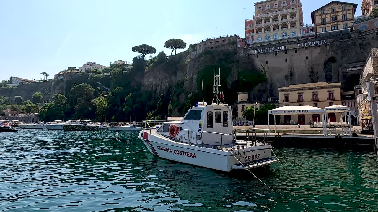 лодка береговой охраны пришвартована в гавани неаполя.