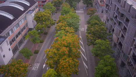 dmc delorean conduciendo en la avenida ceramique en la ciudad de maastricht, limburg, países bajos, visto desde arriba en slomo