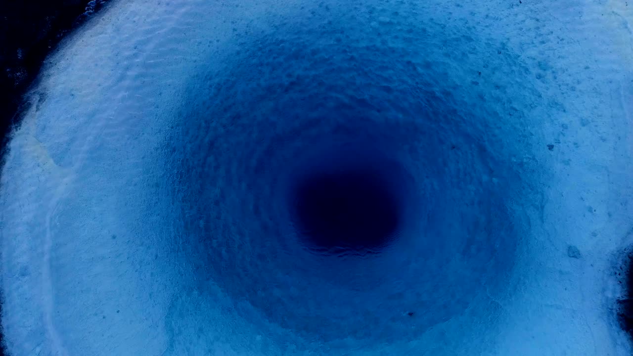 아이슬란드의 게이시르 (geysir) 에 있는 게이저 (geyser) 의 중심을 가까이서 볼 수 있습니다. 이 게이저 밖으로 어나오고 사람들이 해가 지는 곳에서 게이저를 둘러싸고 고 있습니다.