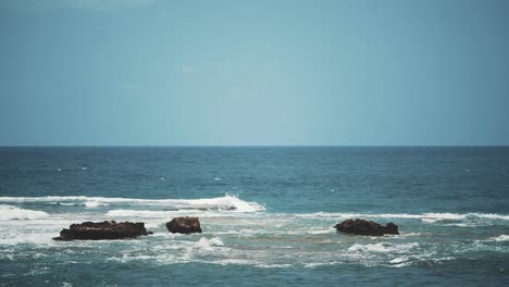 Vista-De-La-Costa-De-Novato-Con-Algunas-Rocas