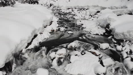 río congelado en alexander falls en whistler, columbia británica, canadá durante el invierno - disparo de drones