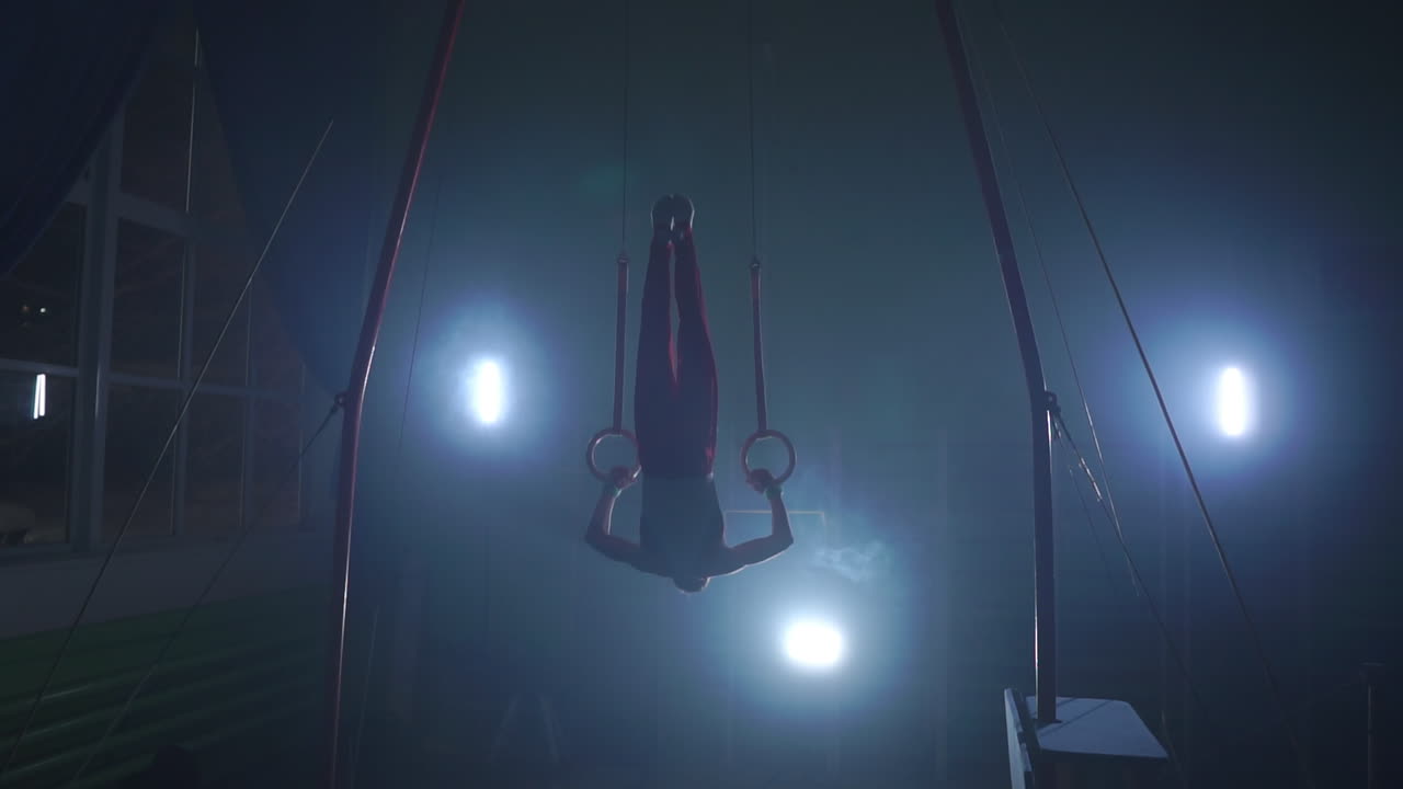 hombre de entrenamiento físico gimnasia ejercicio usando anillos disfrutando de un entrenamiento muscular intenso hombre muscular descansando agotado después de la práctica de culturismo en el gimnasio cámara lenta