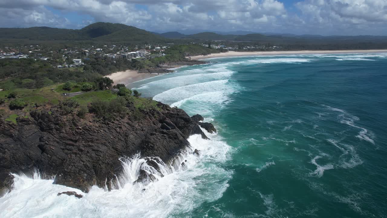 오스트레일리아 뉴 사우스 웨일즈의 카바리타 비치 타운에서 서퍼들과 함께 있는 바위 지대