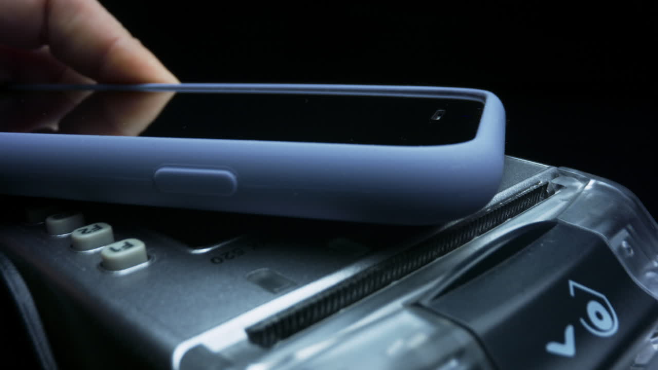 mujer irreconocible haciendo pago a través de teléfono inteligente utilizando tecnología nfc