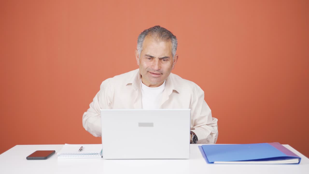 el hombre está bailando de una manera divertida.