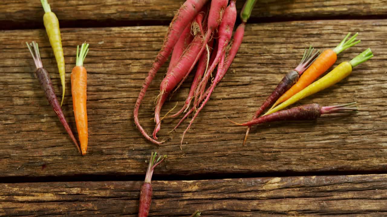 varias verduras de raíz en la mesa de madera 4k
