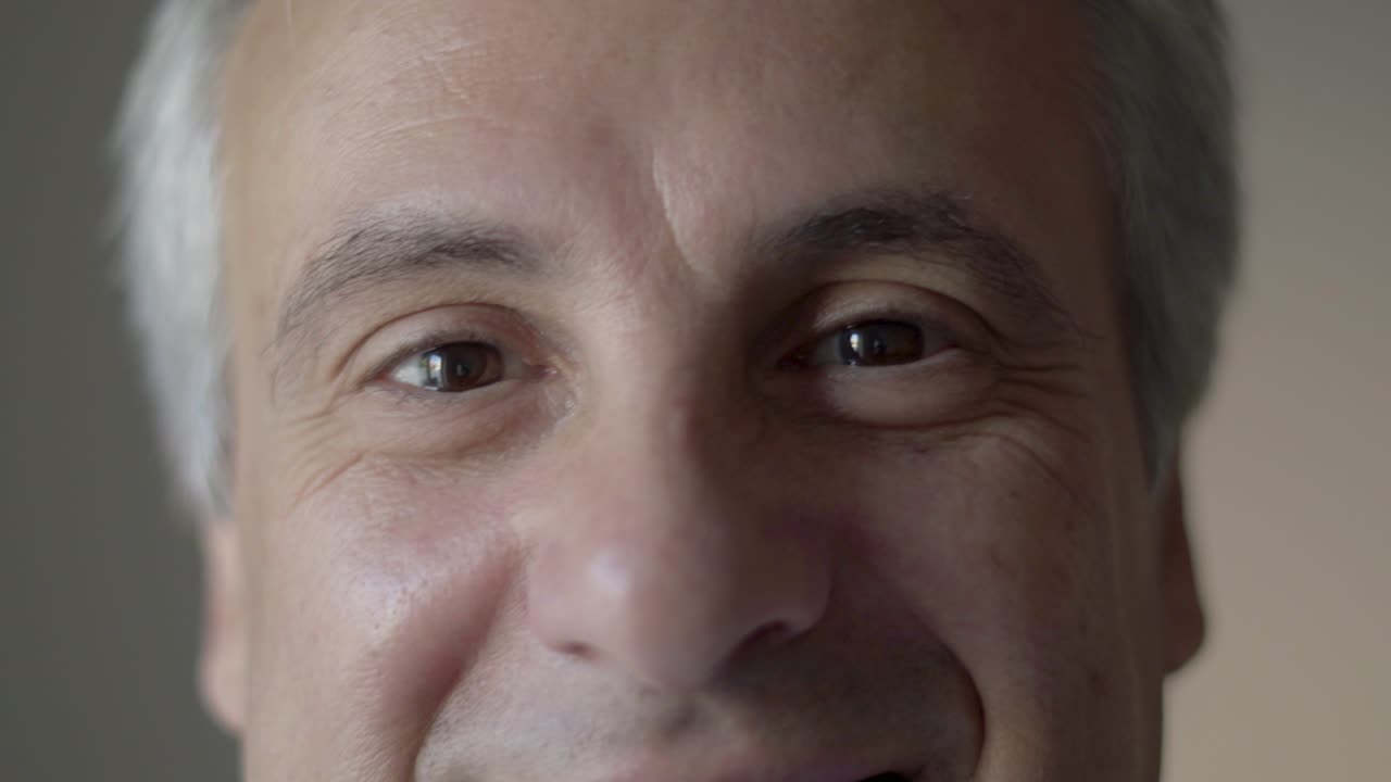 primer plano de un anciano sonriente