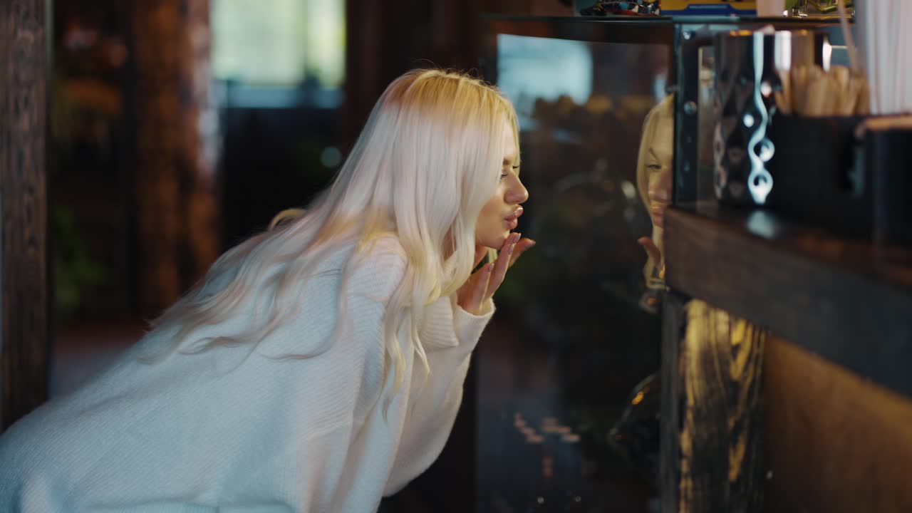 금발 여자 는 케이크 를 보고 선택 을 한다