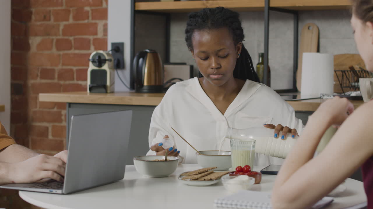 chica desayunando en la cocina