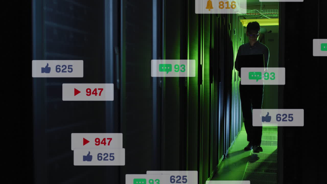 컴퓨터 서버  ⁇ 에서 노트북을 사용하는 아시아 남성 엔지니어에 대한 소셜 미디어 아이콘의 애니메이션