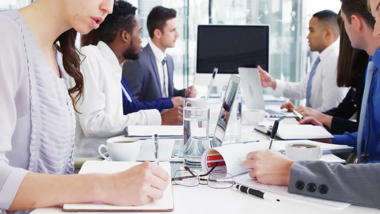 회의실 에서 회의 하는 사업가 들