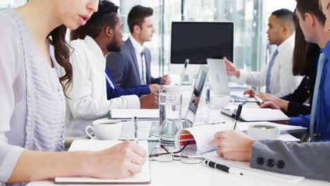 hombres de negocios en una reunión en la sala de conferencias