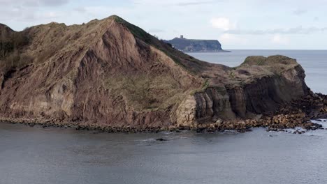 imágenes aéreas ascendentes de la costa de north yorkshire con la ciudad de scarborough en la distancia