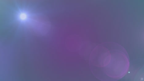 Animation-Eines-Lichtflecks-Mit-Violetten-Formen-über-Bunten-Flecken