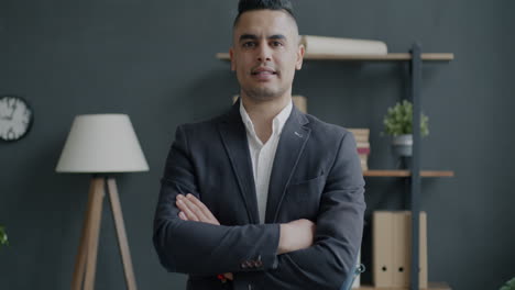retrato de un hombre de negocios en la oficina