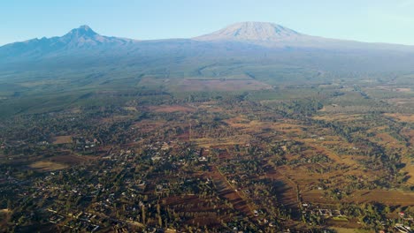 amanecer paisaje de kenya con una aldea, kilimanjaro y parque nacional de amboseli - seguimiento, vista aérea de avión no tripulado