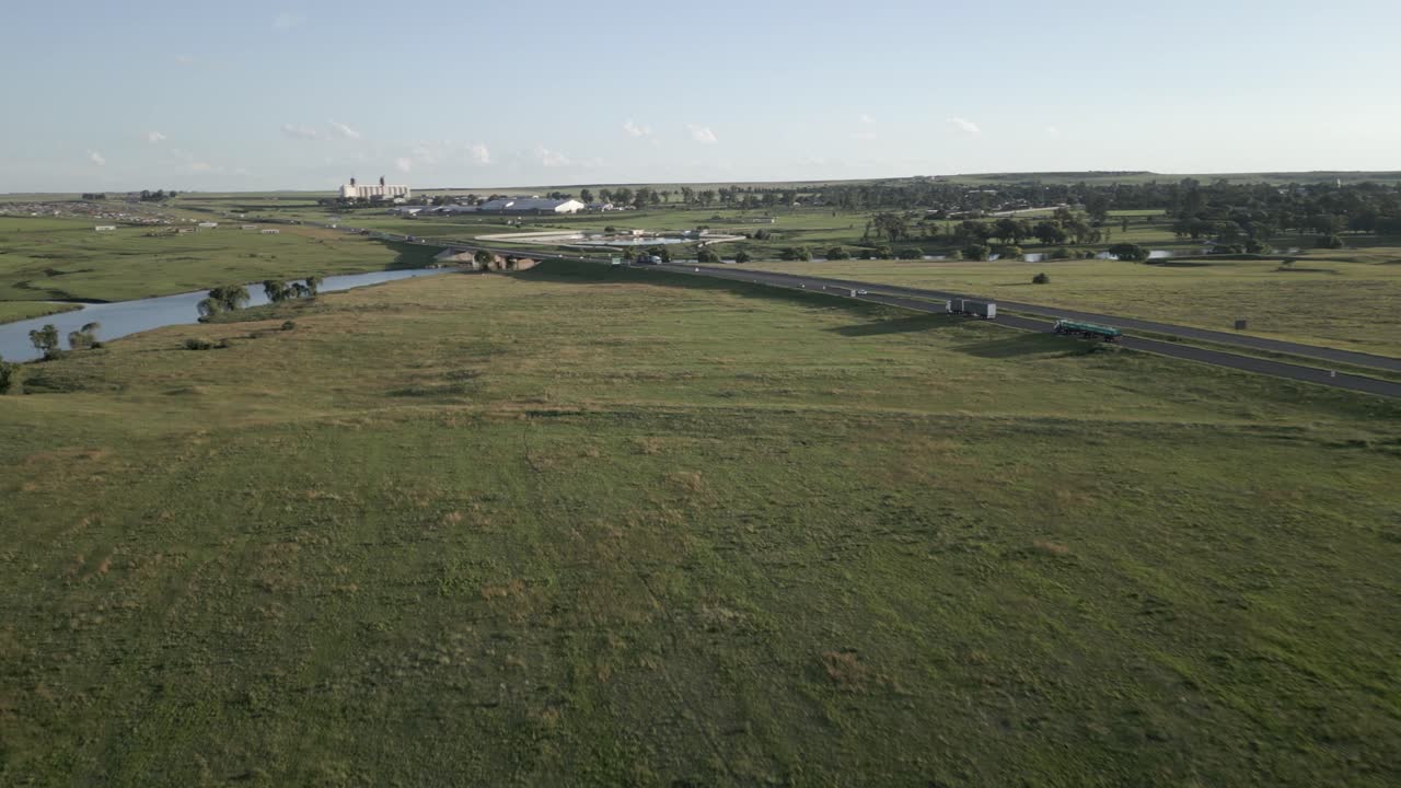 villiers, za에 있는 vaal 강에서 회전 공중 트랙 고속도로 교통
