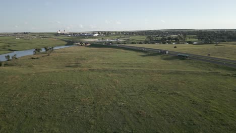 Rotierende-Antenne-Verfolgt-Den-Autobahnverkehr-Am-Vaal-River-In-Villiers,-Za