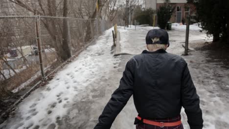 tiro de seguimiento desde detrás de una persona resbalando y deslizándose sobre hielo
