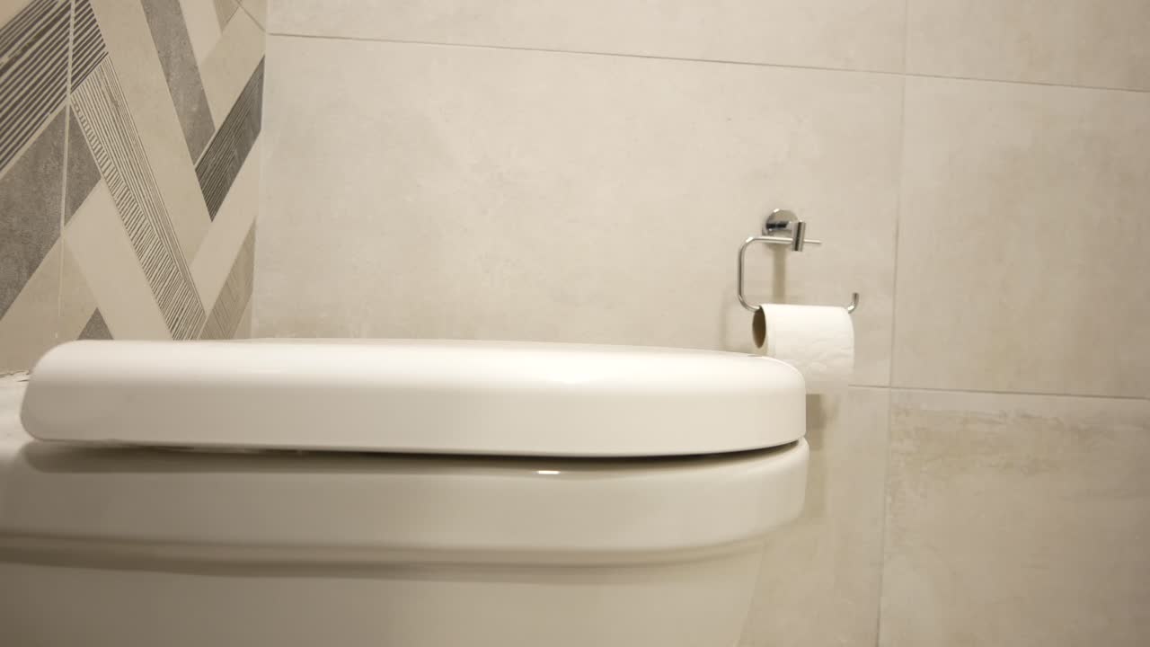 화장실이 있는 현대적인 욕실