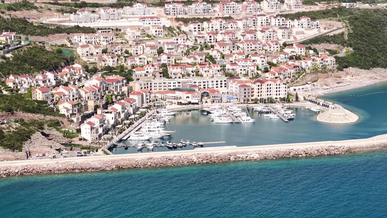 Vista aérea de la Bahía de Lustica, Montenegro. Edificios de apartamentos de lujo junto al mar y puerto deportivo