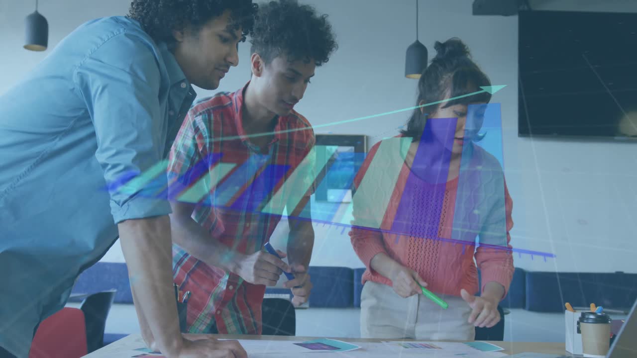 animación del procesamiento de datos sobre diversas personas de negocios que trabajan en la oficina