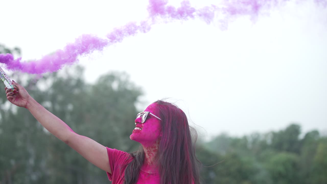 chicas jugando al festival indio holi celebración en cámara lenta