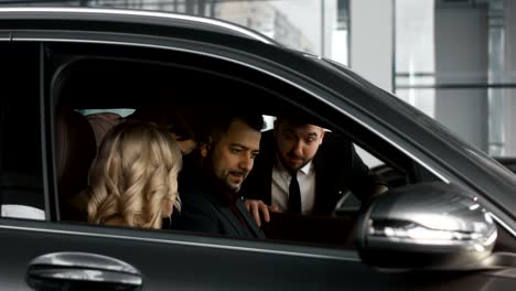 family buying new car with credit car