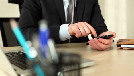 hombre de negocios usando teléfono móvil 5