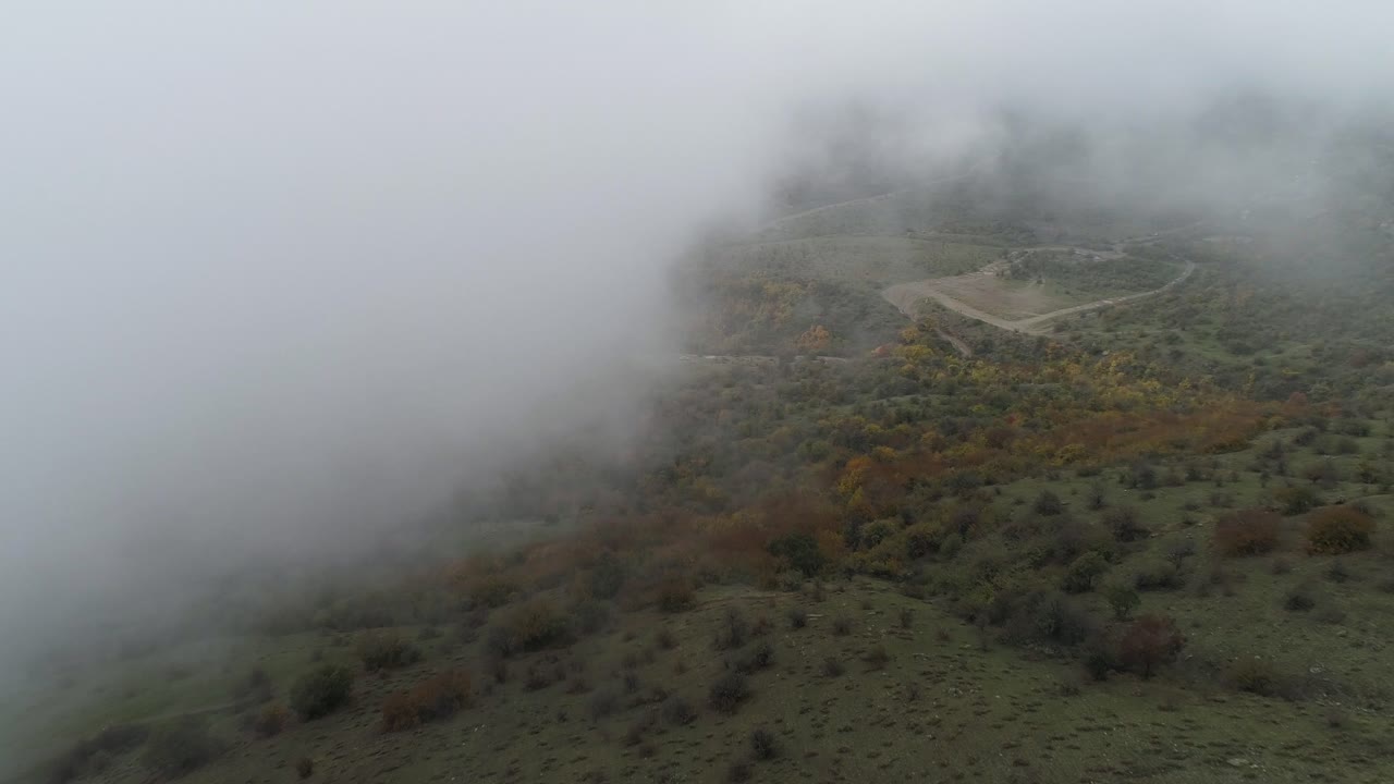 Paisaje montañoso de niebla