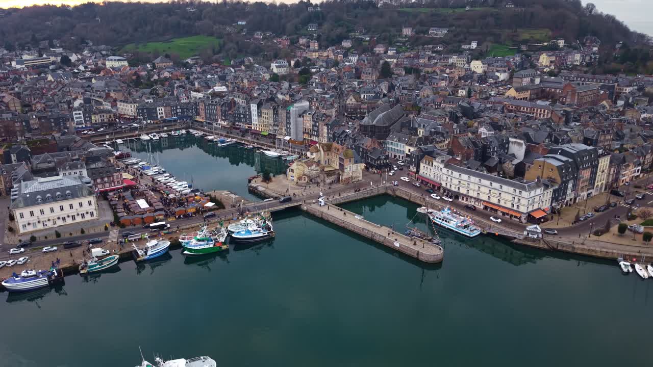 Porto storico con l'edificio della Lieutenance e barche, Honfleur, Normandia in Francia. Riprese aeree con drone in movimento laterale.