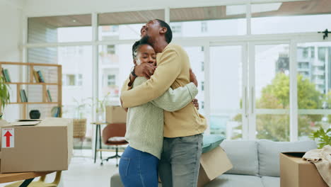 Pareja-Negra,-Abrazo-Y-Sonrisa-Juntos-En-Un-Nuevo-Hogar