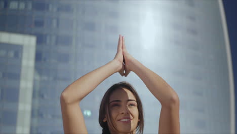 Frau-Macht-Namaste-Yoga-Pose-Auf-Der-Straße.-Dame-Praktiziert-Yoga-Auf-Der-Stadtstraße