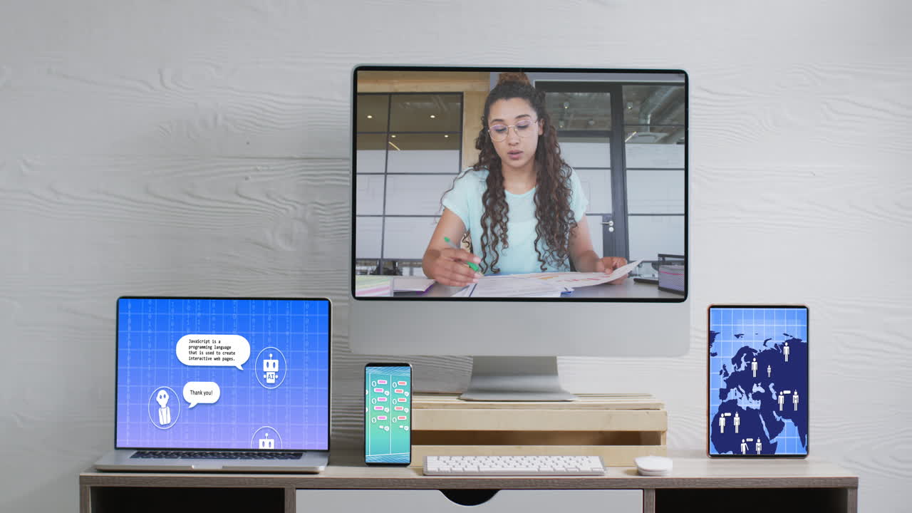 컴퓨터 화면, 전자 장치에서 화면에서 채팅하는 두 인종의 여성의 구성