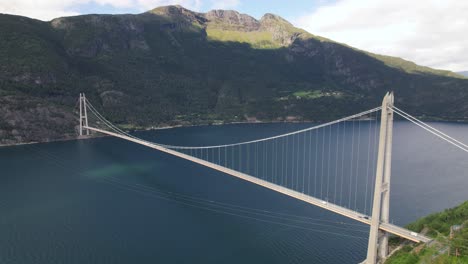 Die-Hardanger-Brücke-überspannt-Den-Fluss-In-Eidfjord,-Norwegen,-Drohnenaufnahme