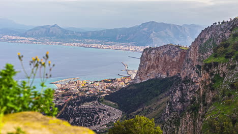 acantilado en la cima de la colina vista desde la iglesia catedral monreale italia