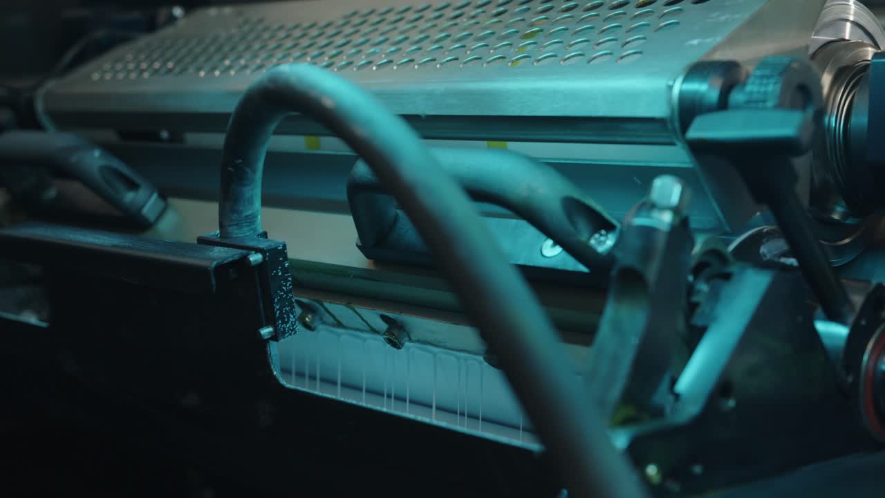 máquina encoladora moderna que trabaja en la luz colorida