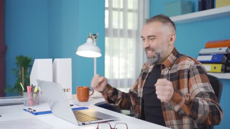 el freelancer hace un trabajo feliz y alegre.