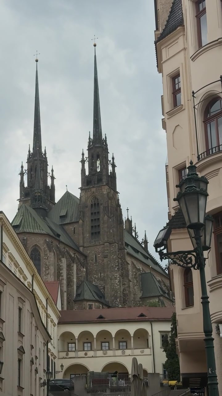 Prospettiva verticale 4K delle due guglie gemelle della Cattedrale di San Pietro, ripresa dalle storiche vie della città di Brno.