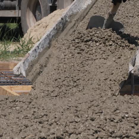 el mezclador de cemento entrega concreto al sitio de construcción 1
