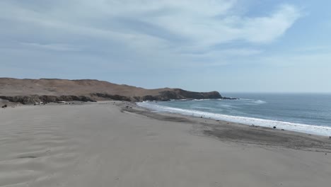 Toma-Aérea-Sobre-Los-Turistas-Disfrutando-De-La-Maravillosa-Playa-De-Arena,-Lima,-Perú