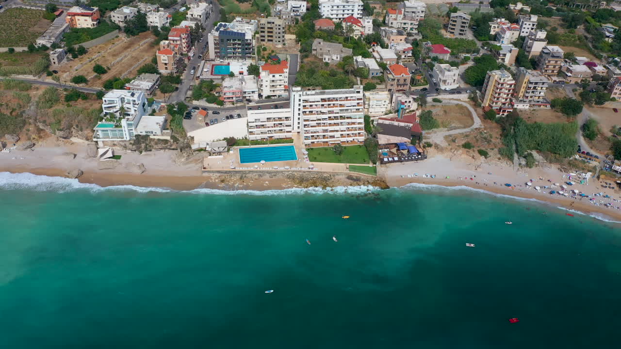 hermosa vista aérea de drones de la impresionante costa de byblos, líbano