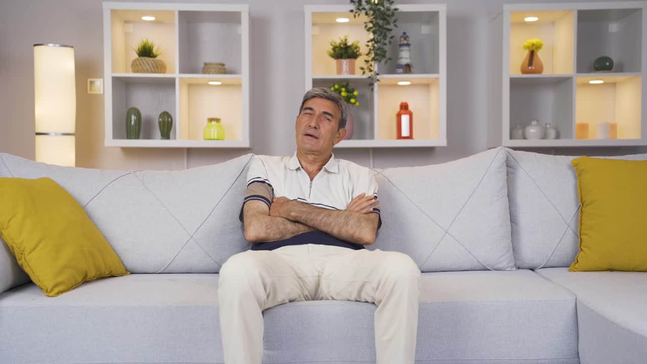 Vecchio che pensa a ricordi tristi e dolorosi