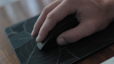 el ratón de la computadora haciendo clic en un mousemat, mousepad