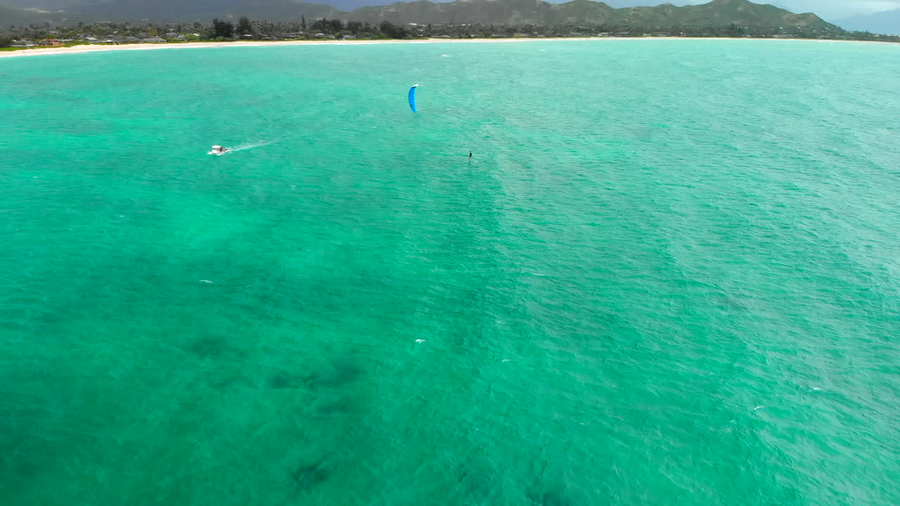 카일루아 베이에서 카이트 보더의 공중